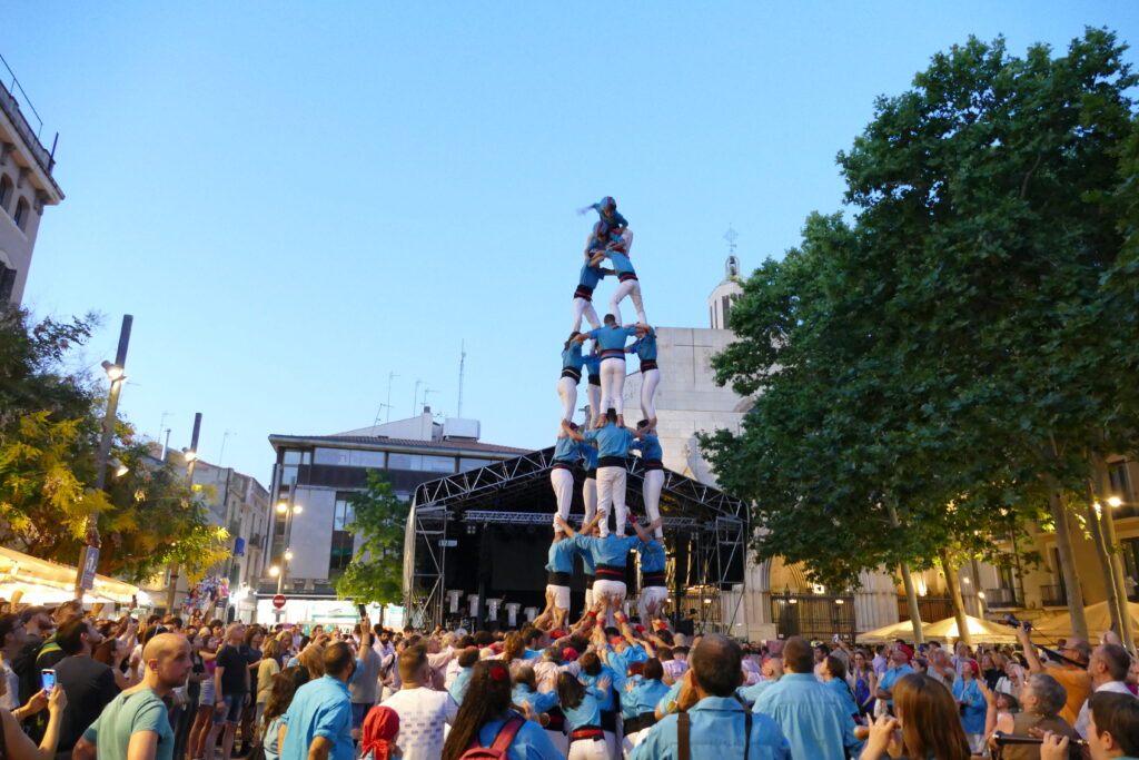 Castellers de Terrassa carregant un 3 de 7 a la Plaça Vella