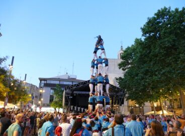 Castellers de Terrassa carregant un 3 de 7 a la Plaça Vella