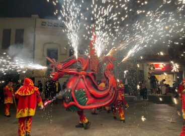 El Bitxo del Torrent Mitger amb tots els punts de foc encesos durant el correfoc