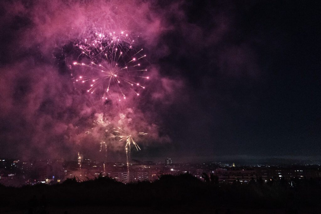 Castell de focs sobre Terrassa amb el el tenyit de color magenta