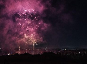 Castell de focs sobre Terrassa amb el el tenyit de color magenta
